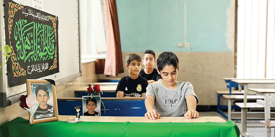 زنگی که هنوز در گوش تاریخ میپیچد؛ روایت دانشآموزانی که درسشان ناتمام نماند