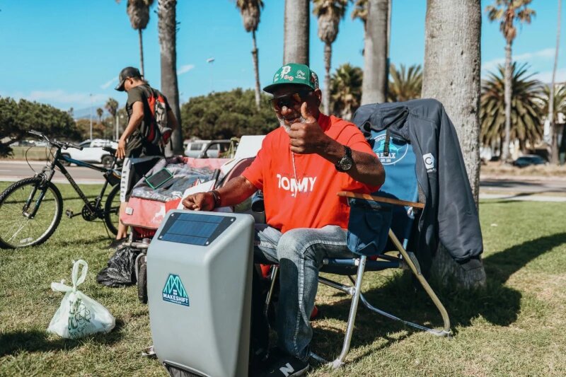 کوله پشتی خورشیدی؛ راهکار آمریکا برای بحران بی‌خانمانی