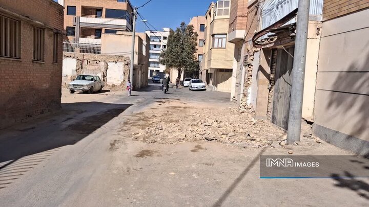آزادسازی گلوگاه محله الیادران با هدف تسهیل تردد در منطقه یک اصفهان