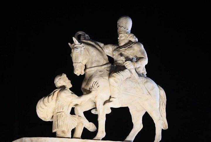 از زانو زدن والرین تا اقتدار شاپور؛ داستان مجسمه والرین چیست؟