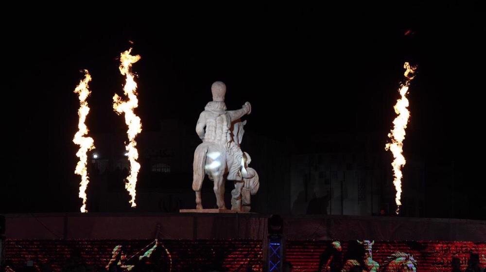 ‘Kneel Before Iran’ Statue Unveiled in Tehran’s Enqelab Square, Celebrating National Strength and Historic Pride