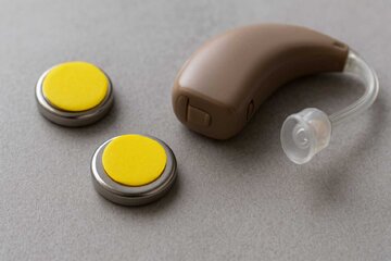 نگاهی به اهمیت انتخاب باتری سمعک مناسب در بهبود کیفیت زندگی