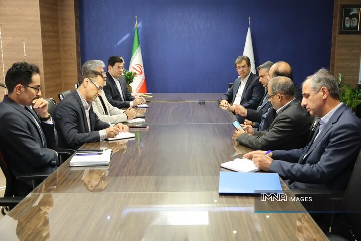 امکان‌سنجی پیاده‌سازی سامانه‌های برپایه اینترنت اشیا در روان‌سازی ترافیک اصفهان