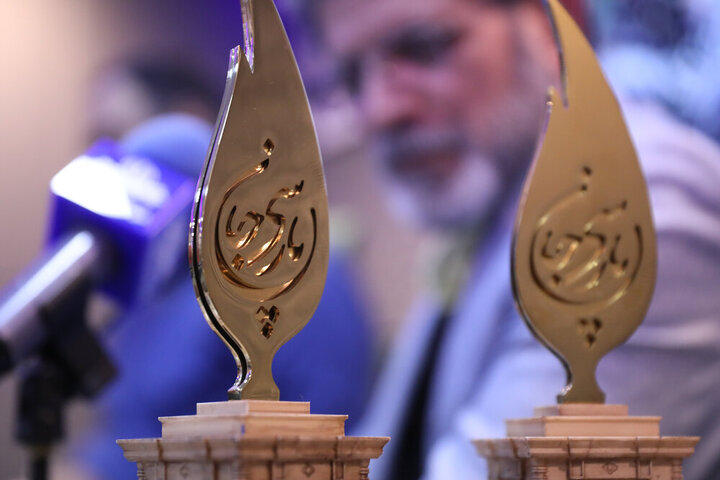 خلبانی که با حافظ پرواز می‌کند/ روایت پرواز زبان فارسی در آسمان ایران