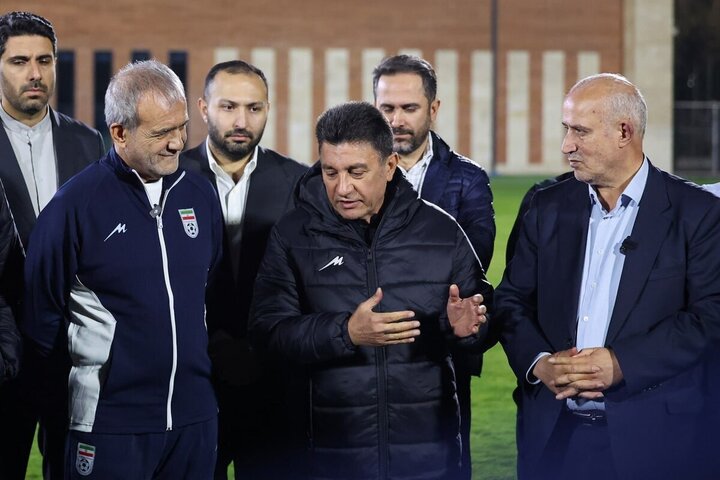 دیدار پزشکیان با بازیکنان و کادر فنی تیم ملی فوتبال/ رئیس جمهور پا به توپ شد