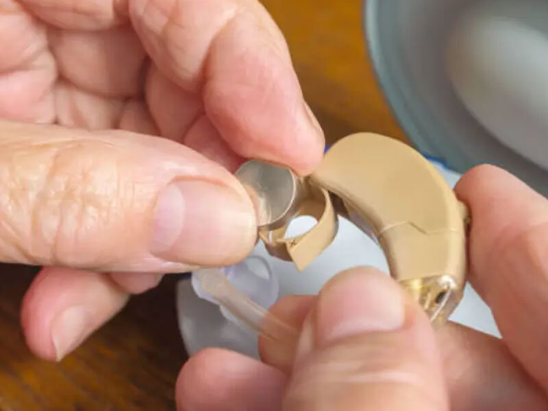 نگاهی به اهمیت انتخاب باتری سمعک مناسب در بهبود کیفیت زندگی