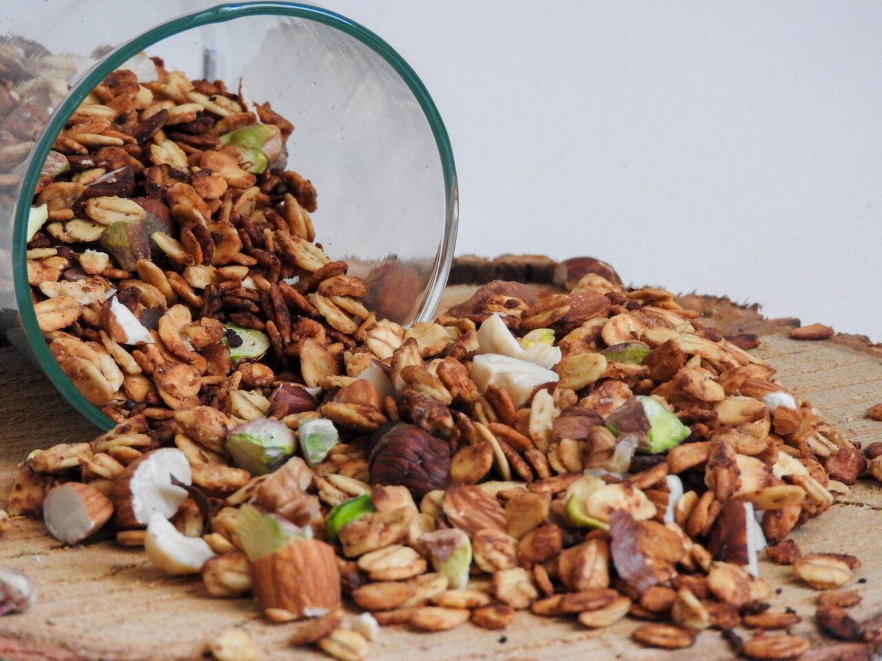 گرانولا خانگی یا آماده؟ بررسی تفاوت‌ها و انتخاب بهترین گزینه برای شما