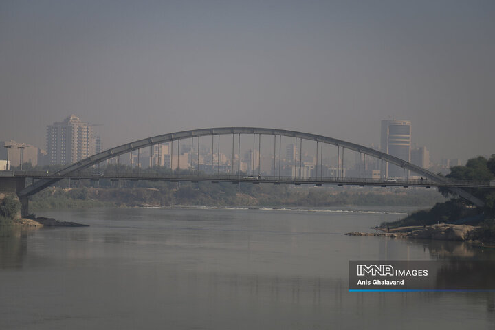 اهواز در محاصره مهِ سمی؛ شاخص کیفیت هوا در وضعیت «بنفش» و «بسیار ناسالم»