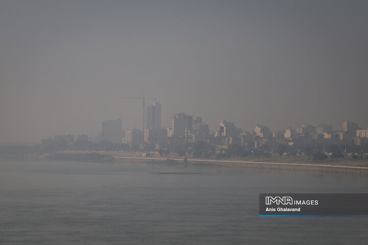 اهواز در محاصره مهِ سمی؛ شاخص کیفیت هوا در وضعیت «بنفش» و «بسیار ناسالم»