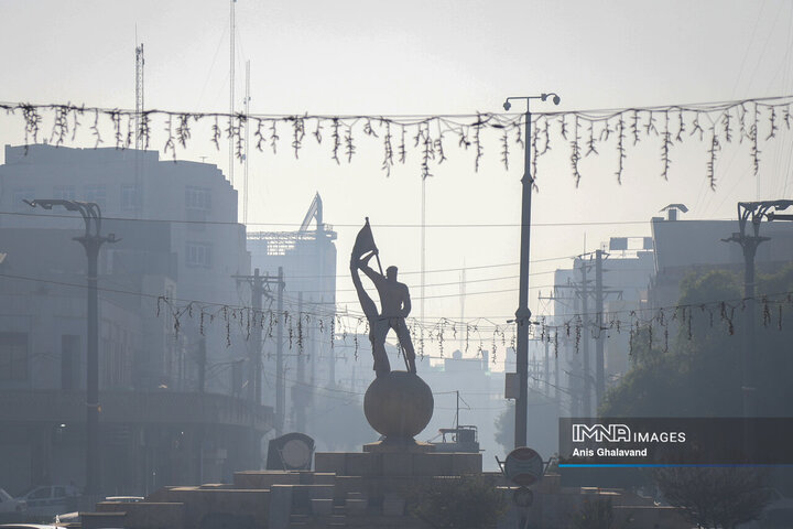اهواز در محاصره مهِ سمی؛ شاخص کیفیت هوا در وضعیت «بنفش» و «بسیار ناسالم»