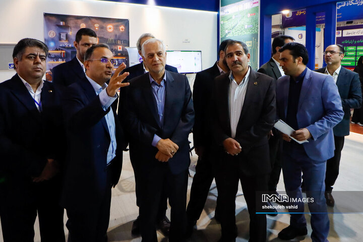 بازدید شهردار اصفهان از نمایشگاه «فن‌نما»