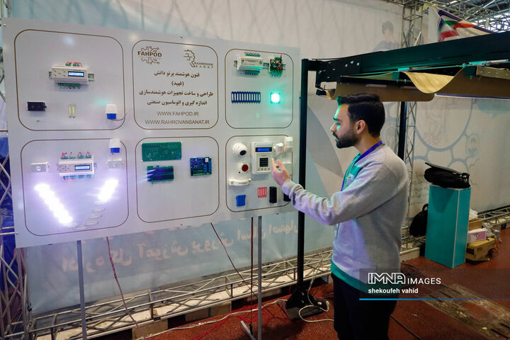 بازدید شهردار اصفهان از نمایشگاه «فن‌نما»