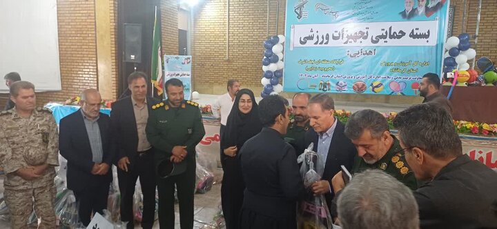 توزیع ۴۶۰ بسته آموزشی در روانسر با همکاری نیروی زمینی سپاه و آموزش و پرورش کرمانشاه
