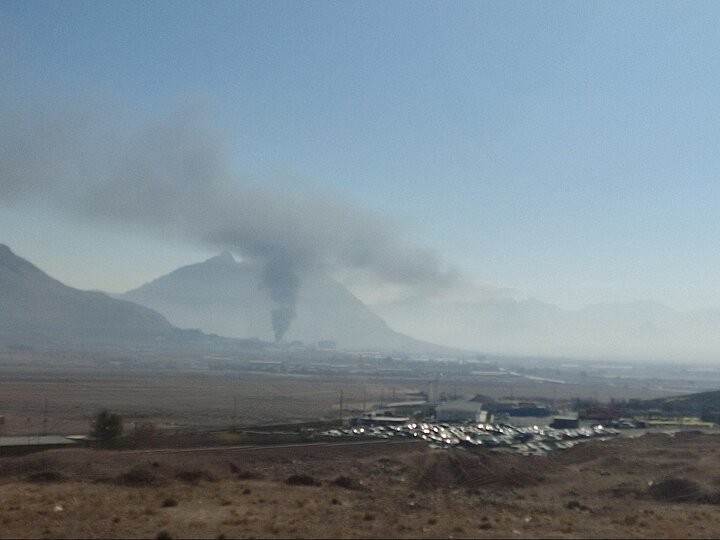 اطفای آتش در انبار یکی از شرکت‌های شهرک صنعتی شهرکرد