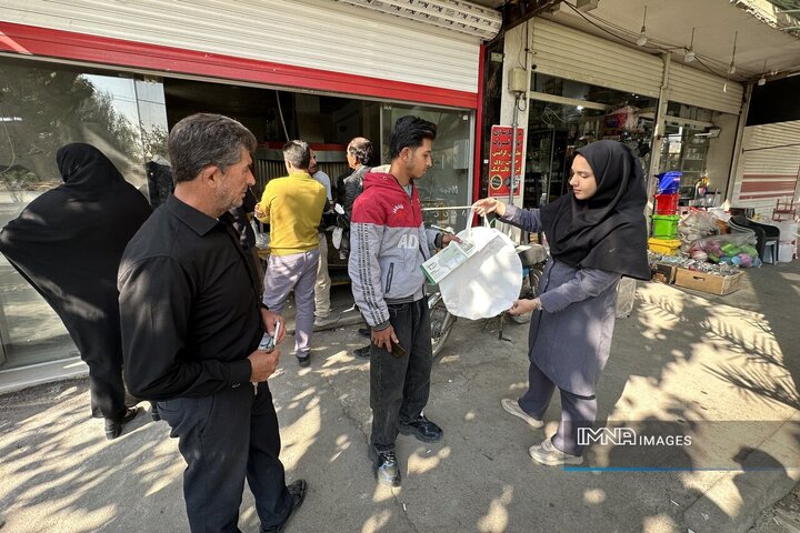 توزیع ماهانه کیسه‌های پارچه‌ای نان در منطقه ۱۵ اصفهان برای کاهش مصرف پلاستیک