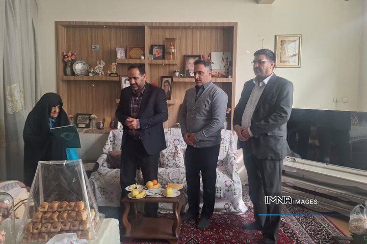 خانواده‌ شهدا گنجینه‌های معنوی محله‌های شهر هستند