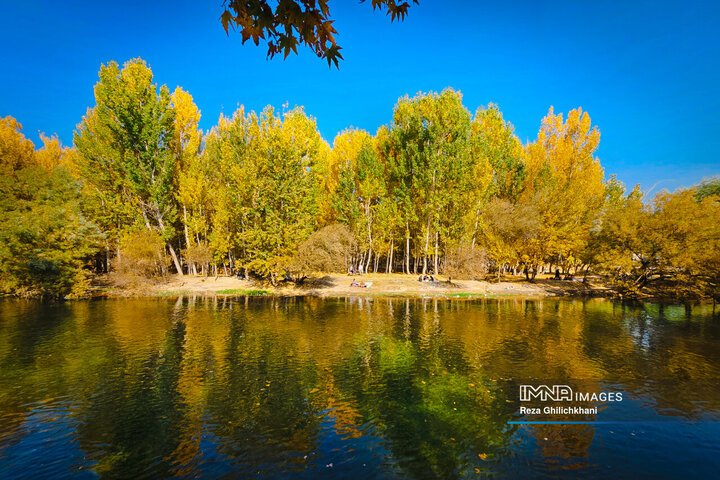 پاییز هزار رنگ باغ‌بهادران