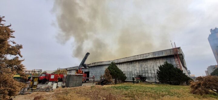 دودزدگی و سوختگی ۸ نفر در پی حریق تولیدی مقوا و کارتن در شهرک صنعتی مورچه خورت