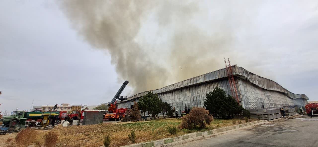 دودزدگی و سوختگی ۸ نفر در پی حریق تولیدی مقوا و کارتن در شهرک صنعتی مورچه خورت