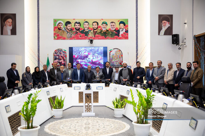 تجلیل از هنرمندان روایتگر حماسه ۲۵ آبان اصفهان در صحن شورا