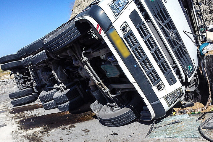 واژگونی تریلی حامل موتورسیکلت در قزوین جان راننده‌اش را گرفت