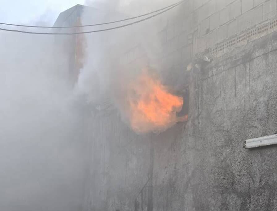 آتشسوزی در کارگاه رنگرزی جان کارگر را گرفت + عکس