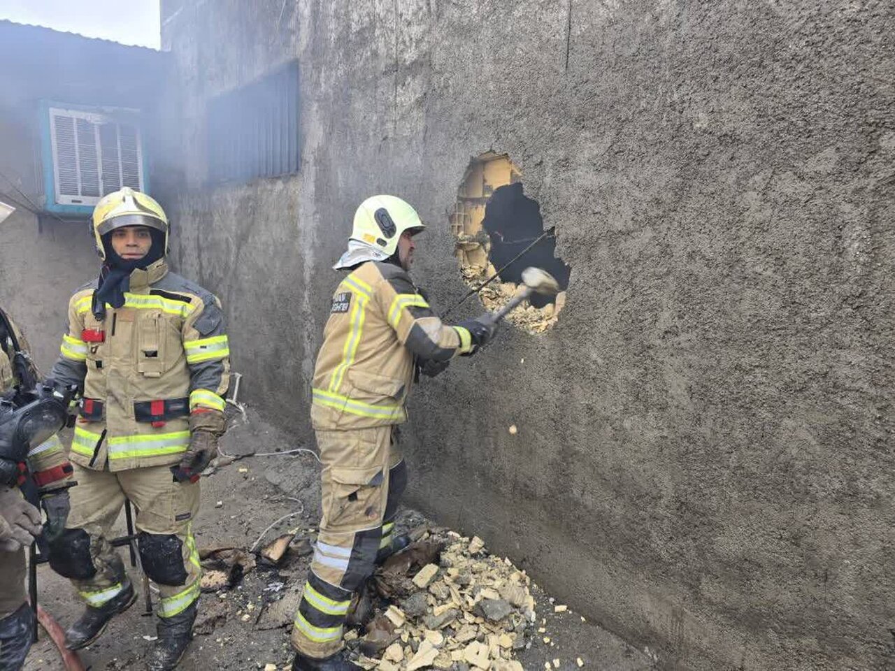 آتشسوزی در کارگاه رنگرزی جان کارگر را گرفت + عکس