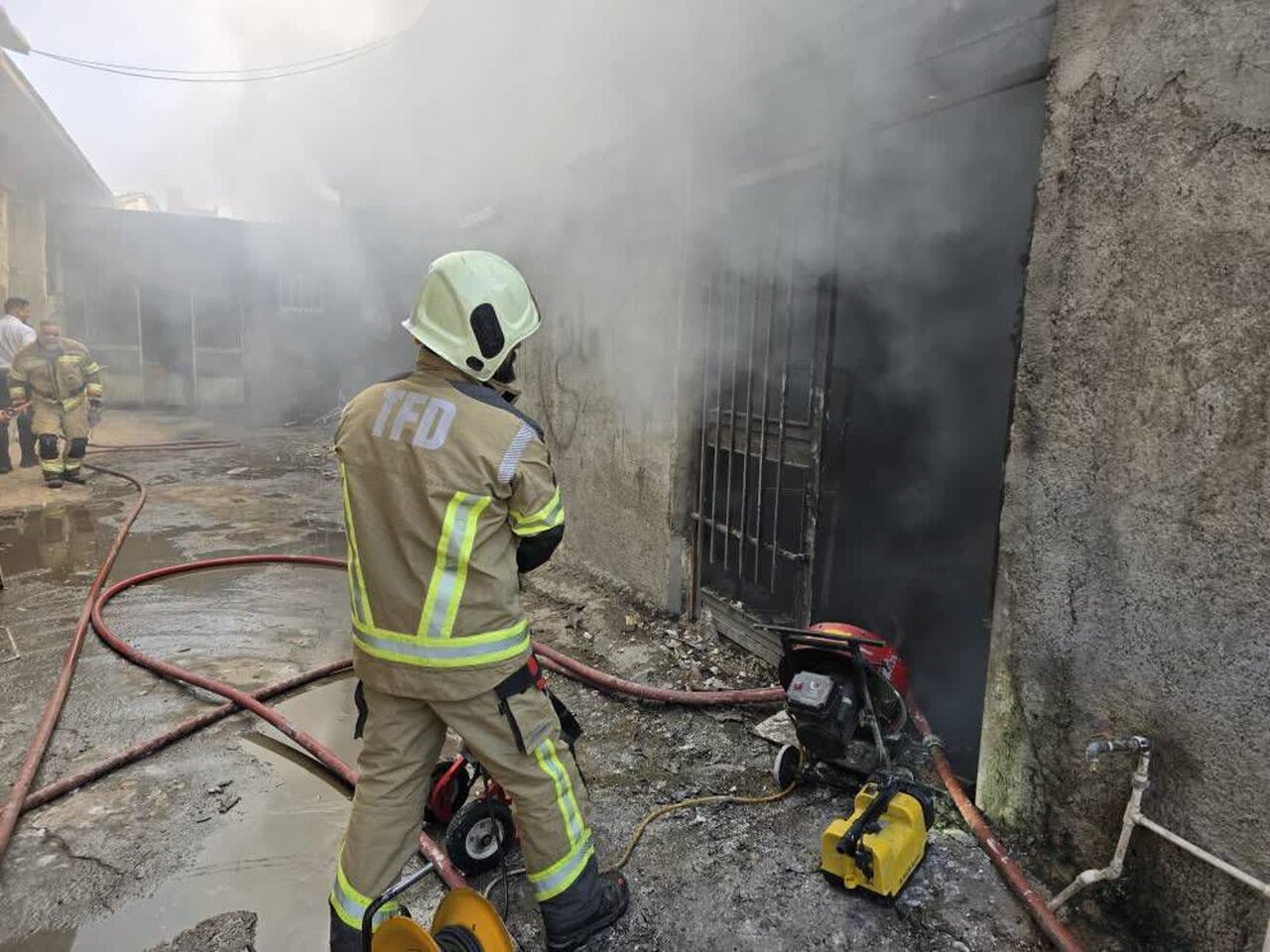 آتشسوزی در کارگاه رنگرزی جان کارگر را گرفت + عکس