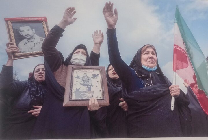 نمایش ۱۱۰ عکس از تشییع شهدای گمنام در نمایشگاه «بر شانه‌های اشک»