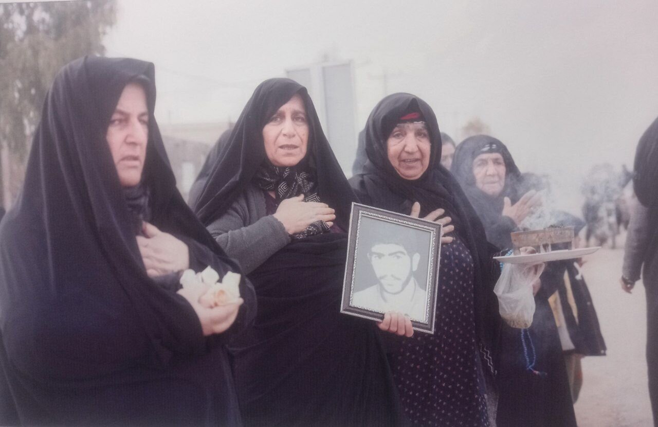 نمایش ۱۱۰ عکس از تشییع شهدای گمنام در نمایشگاه «بر شانههای اشک»