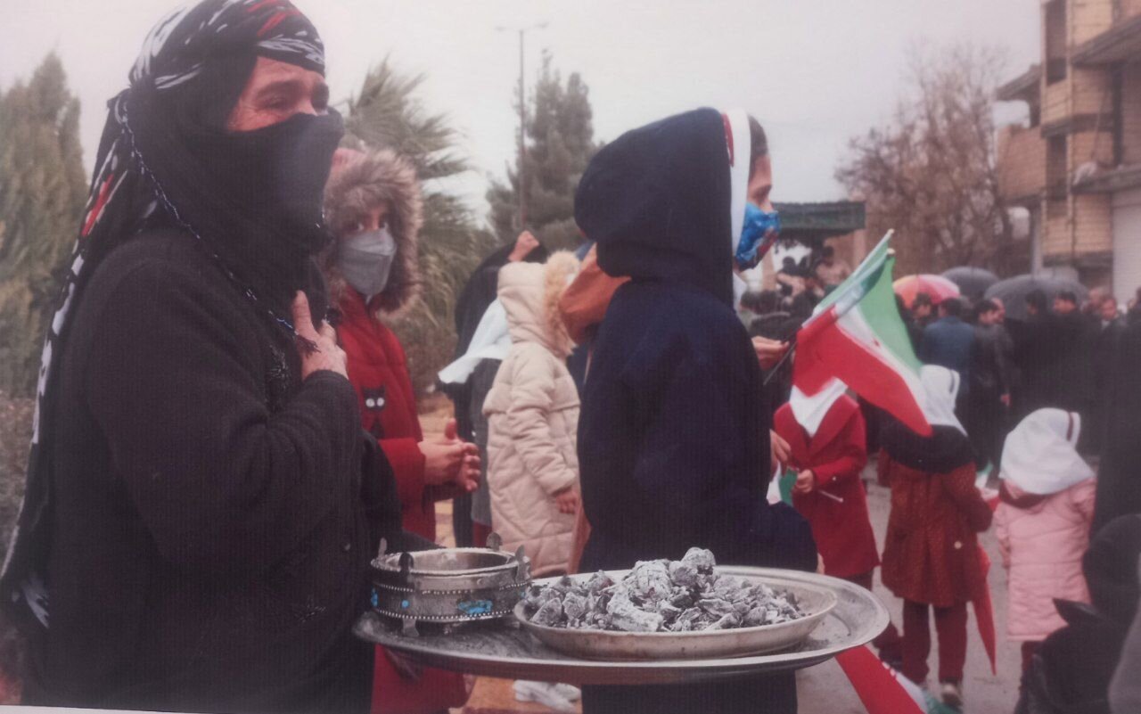 نمایش ۱۱۰ عکس از تشییع شهدای گمنام در نمایشگاه «بر شانههای اشک»