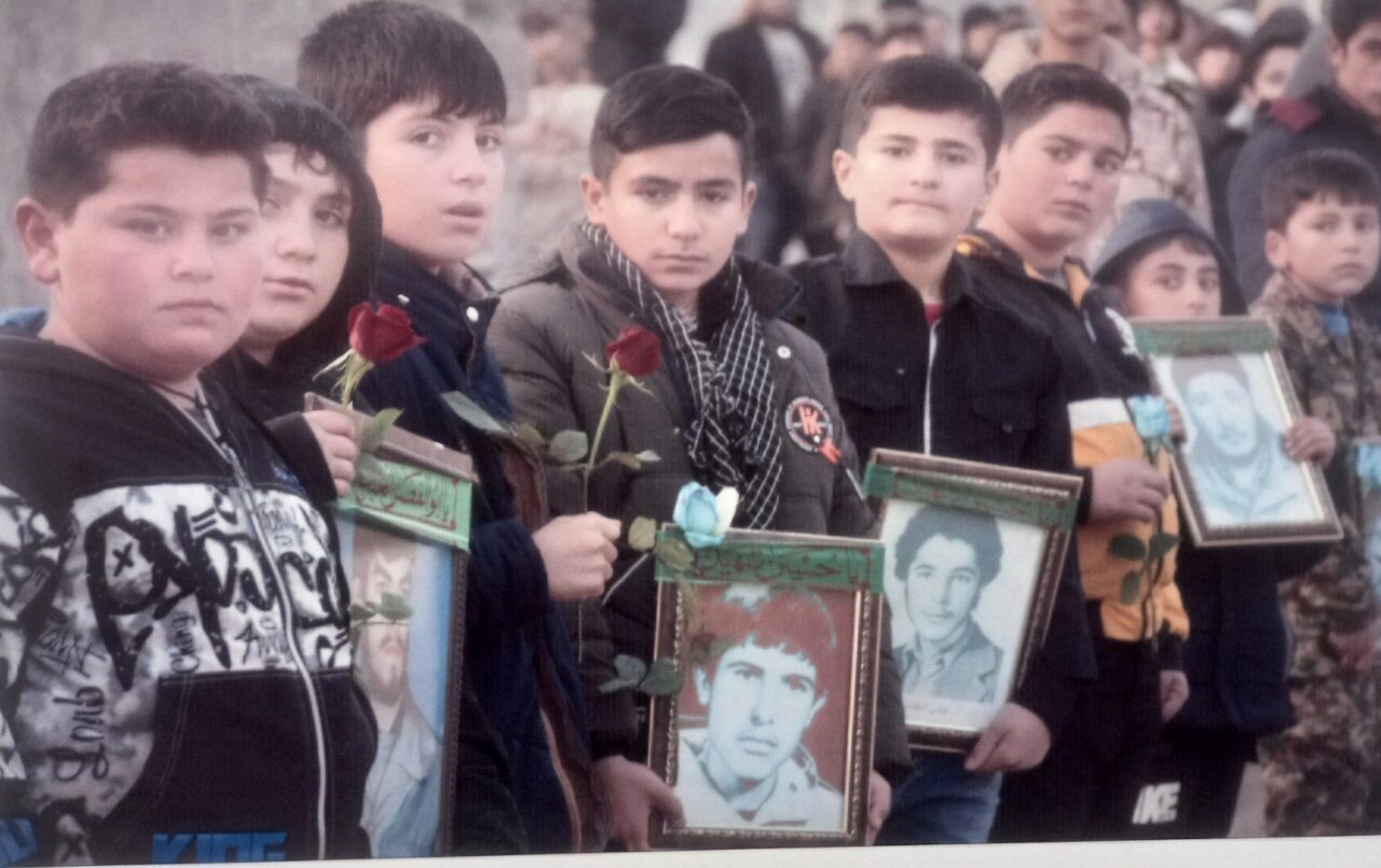 نمایش ۱۱۰ عکس از تشییع شهدای گمنام در نمایشگاه «بر شانههای اشک»