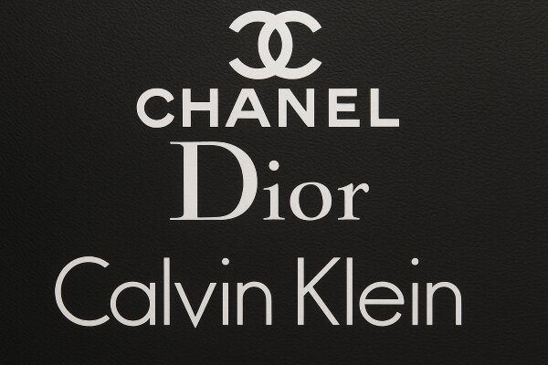 راهنمای کامل انتخاب بهترین رایحه‌های عطر زنانه شیک و ماندگار