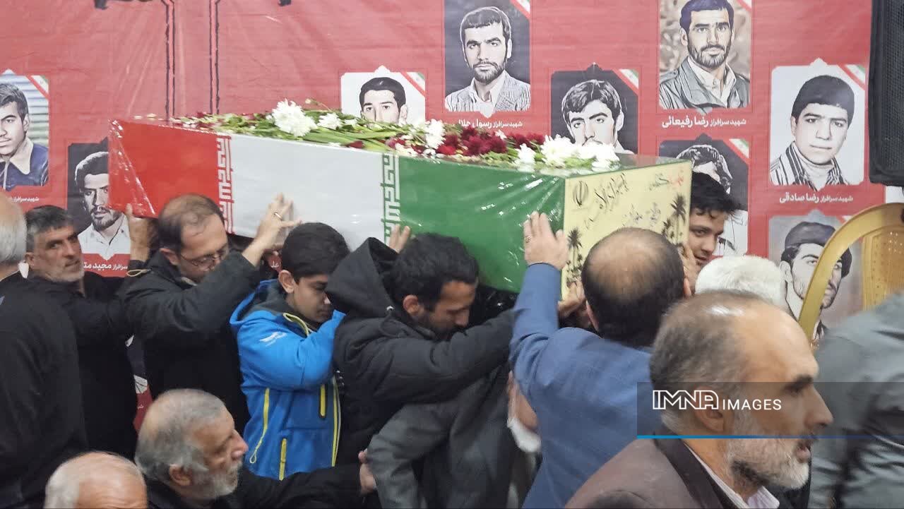 رونمایی از کتاب سرداران و ۱۱۱۰ شهید منطقه ۱۰ گامی برای ثبت و انتقال میراث حماسی شهداست