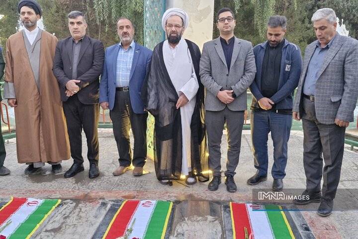 آغاز هفته بسیج با غبارروبی قبور شهدای گمنام در بوستان کوثر خوراسگان