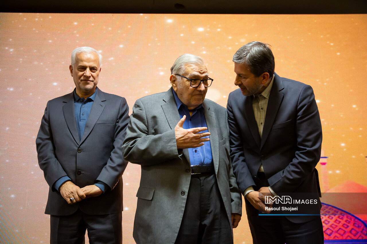 علم بدون فلسفه و دین انسانساز نیست