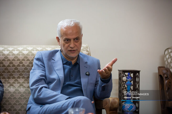 دیدار شهردار اصفهان با پیشکسوت عکاسی