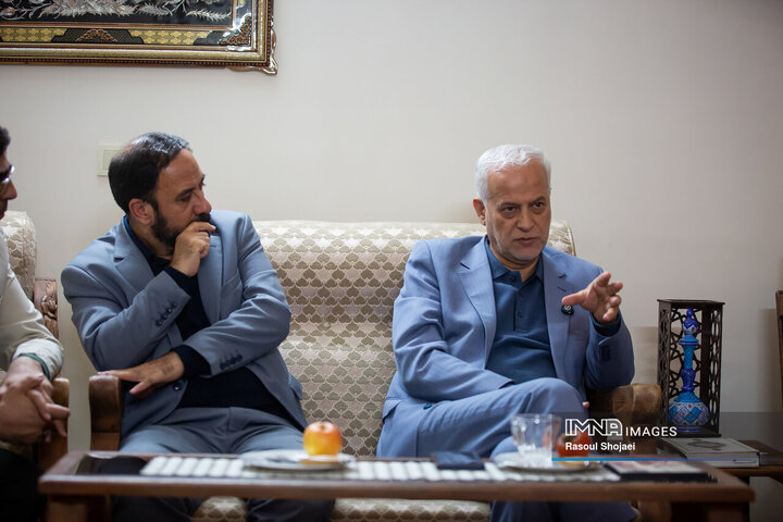 دیدار شهردار اصفهان با پیشکسوت عکاسی