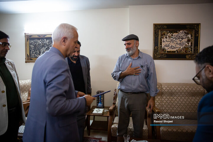 دیدار شهردار اصفهان با پیشکسوت عکاسی