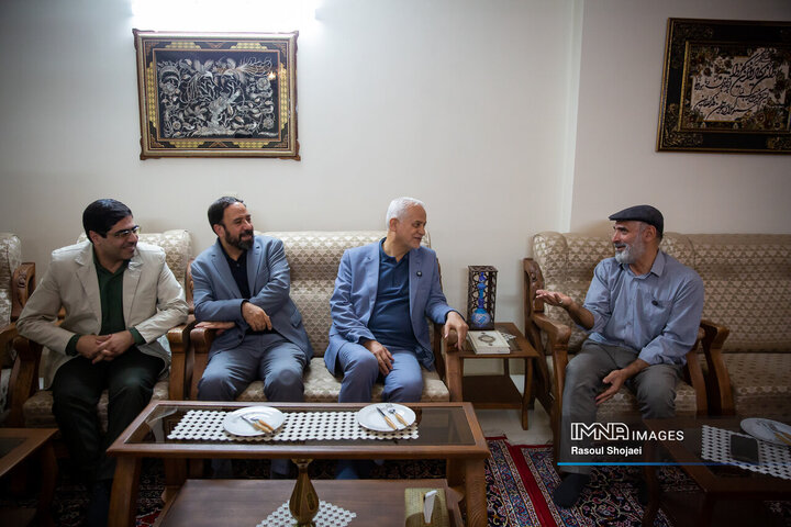 دیدار شهردار اصفهان با پیشکسوت عکاسی