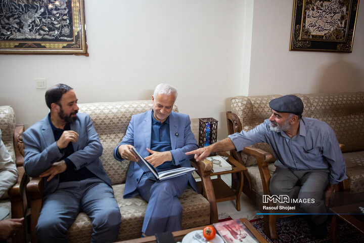 دیدار شهردار اصفهان با پیشکسوت عکاسی