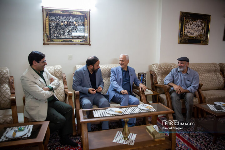 دیدار شهردار اصفهان با پیشکسوت عکاسی