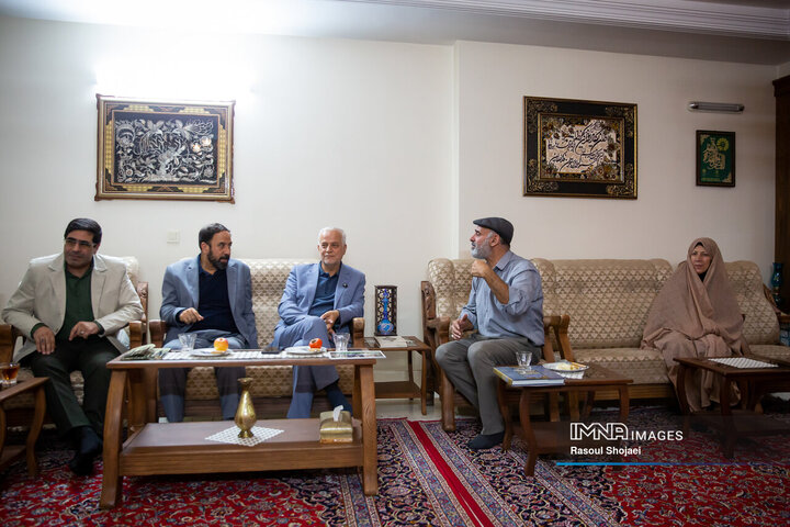 دیدار شهردار اصفهان با پیشکسوت عکاسی
