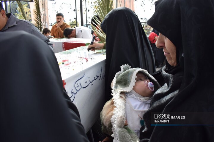 وداع عاشقانه مردم کرمان با یاران گمنام حاج قاسم