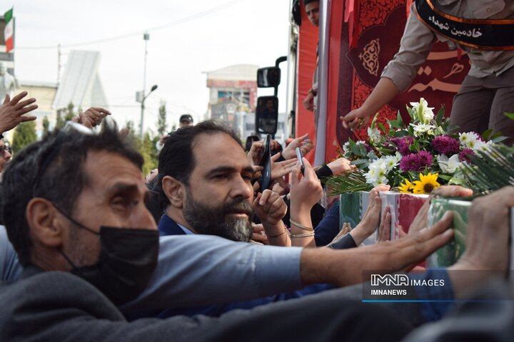 وداع عاشقانه مردم کرمان با یاران گمنام حاج قاسم