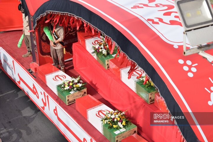 وداع عاشقانه مردم کرمان با یاران گمنام حاج قاسم