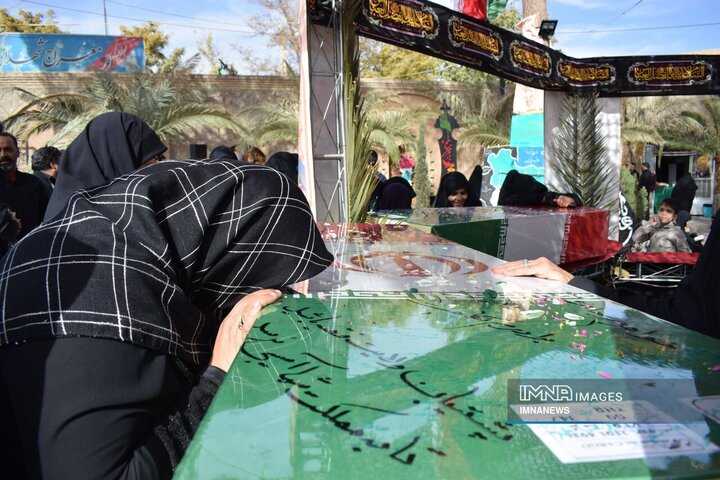 وداع عاشقانه مردم کرمان با یاران گمنام حاج قاسم