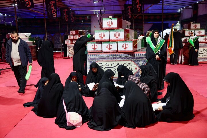 جوانان و نوجوانان پای کار تشییع شهدا