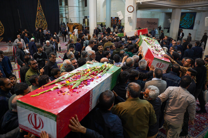 فیلم | وداع با شش شهید گمنام دفاع مقدس در شب شهادت حضرت زهرا(س) در حرم شاهچراغ(ع)