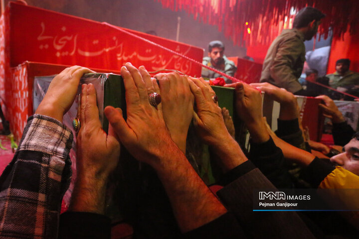 پیکرهای مطهر ۱۰۰ شهید گمنام در تهران تشییع شد